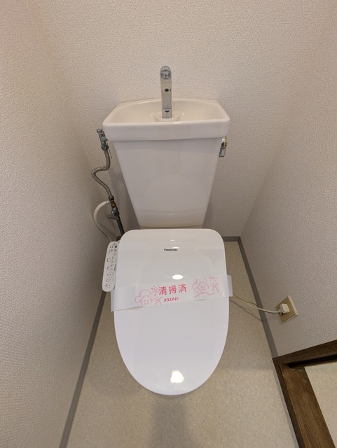 トイレ　★トイレは嬉しい洗浄機能付き便座です♪★