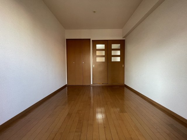 その他部屋・スペース　落ち着いた色調の寝室です