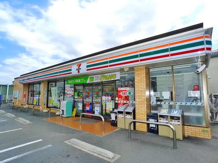 コンビニ　セブンイレブン足立堀之内2丁目店（コンビニ）まで303m