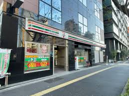 コンビニ　セブンイレブン御成門駅北店（コンビニ）まで156m