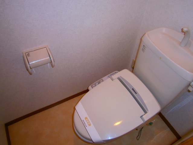 トイレ　温水洗浄暖房便座です。