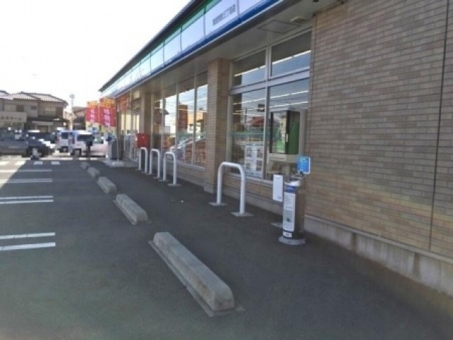コンビニ　ファミリーマート真岡荒町３丁目店（コンビニ）まで210m