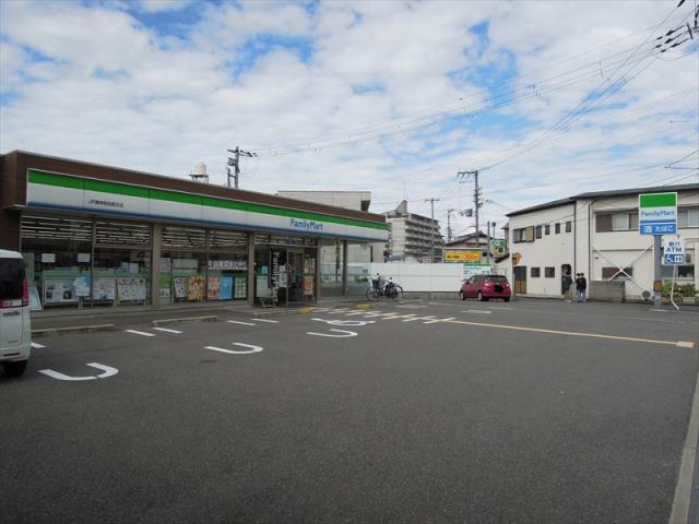 コンビニ　ファミリーマート（コンビニ）まで689m