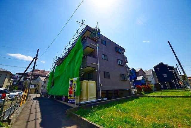 建物外観　外観塗り替え中