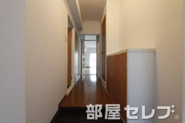玄関　下駄箱付きのオシャレな玄関。