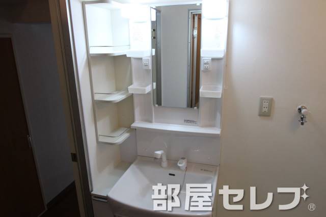 洗面設備　洗髪も出来る広々洗面台。