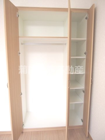 収納　クローゼットと棚収納、別途収納家具を置ける広さは十分にありま