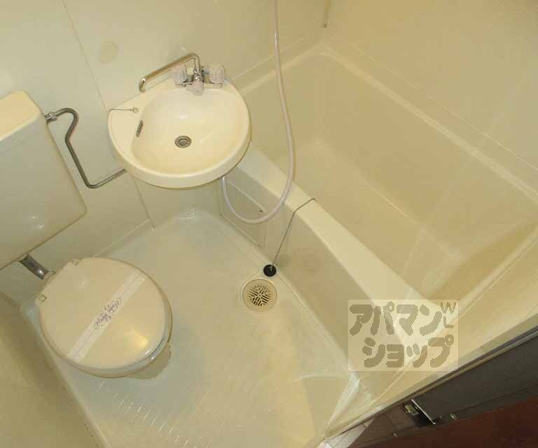バス・シャワールーム　トイレと洗面台が一緒になったバスルームです！
