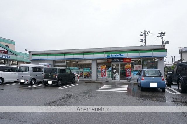 コンビニ　ファミリーマート（コンビニ）まで370m