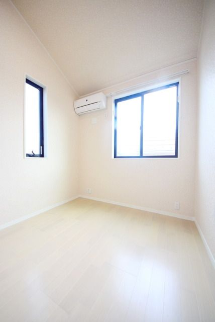 居室・リビング　★★角部屋なので明るい室内★★