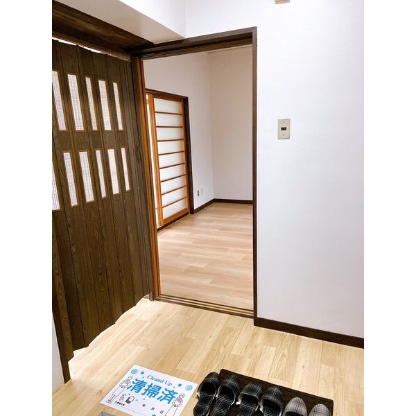 玄関　掲載写真は同型モデルを掲載しており実際のお部屋と仕様等が異な