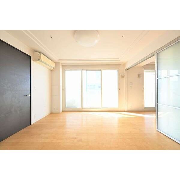 居室・リビング　木目のフローリングは落ち着きのある印象のお部屋になりますね。