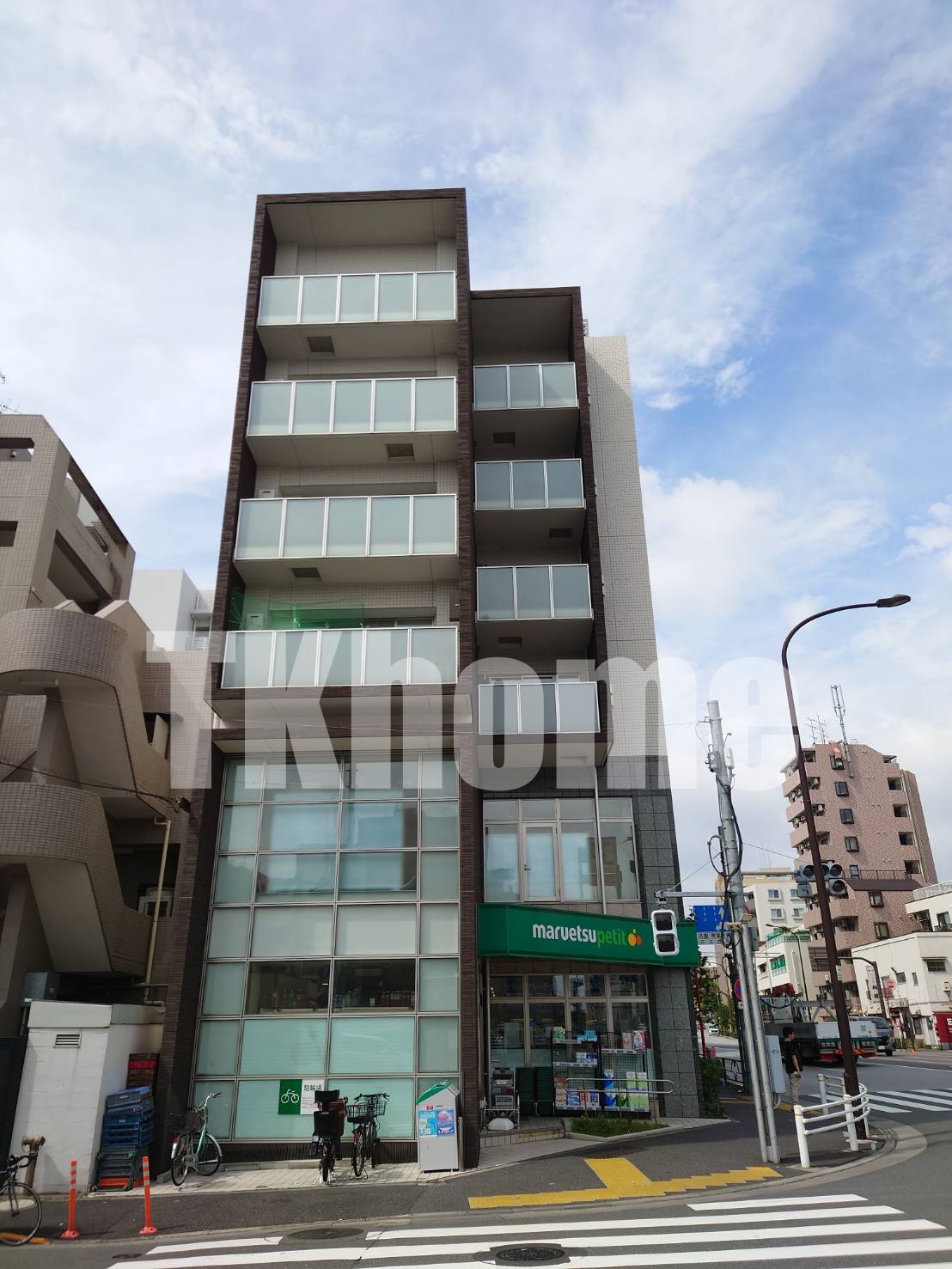建物外観　1階にはスーパーがあるからとっても便利です。