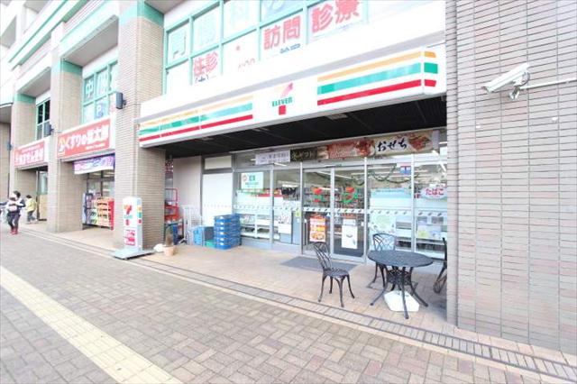 コンビニ　セブンイレブン（コンビニ）まで218m