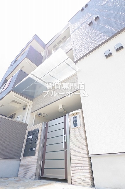建物外観　木造３階建てのきれいな物件！