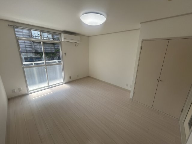 居室・リビング　白を基調とした8帖の洋室です！