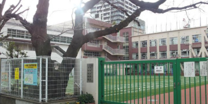 小学校　新宿区立市谷小学校（小学校）まで370m