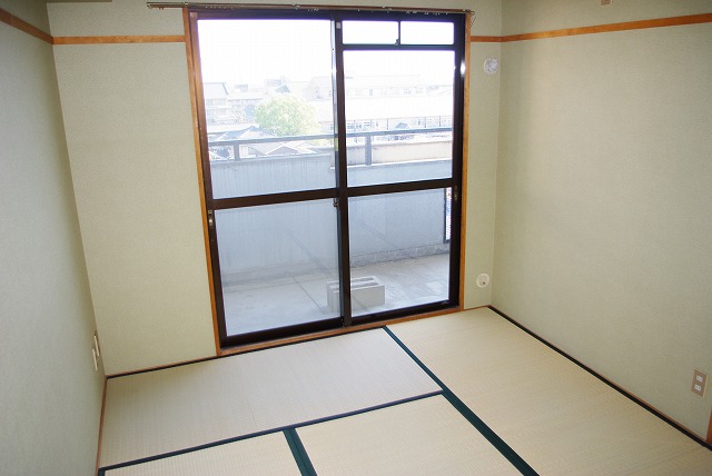 その他部屋・スペース　開放的な寝室です