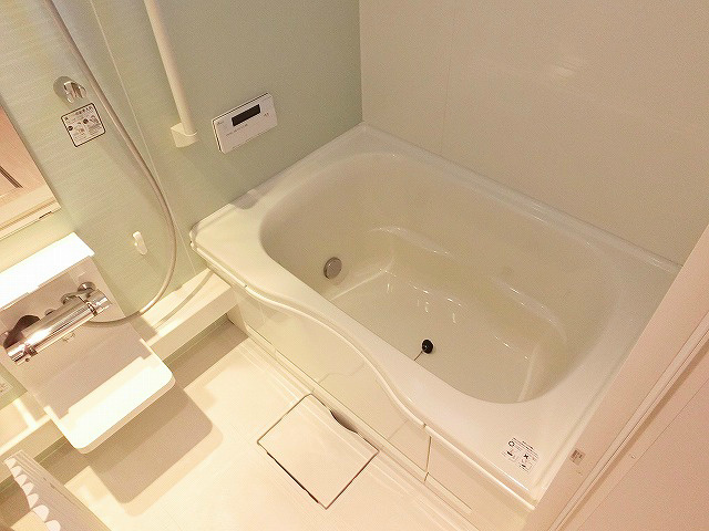 バス・シャワールーム　爽やかな浴室。使い易いサーモスタット水栓を採用しています。