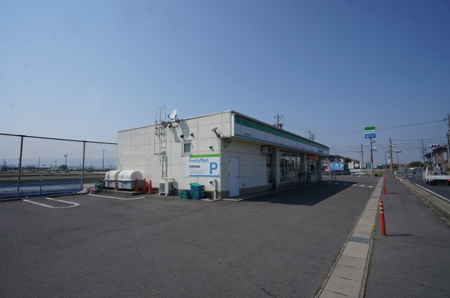 コンビニ　ファミリーマート鈴鹿北長太店（コンビニ）まで400m