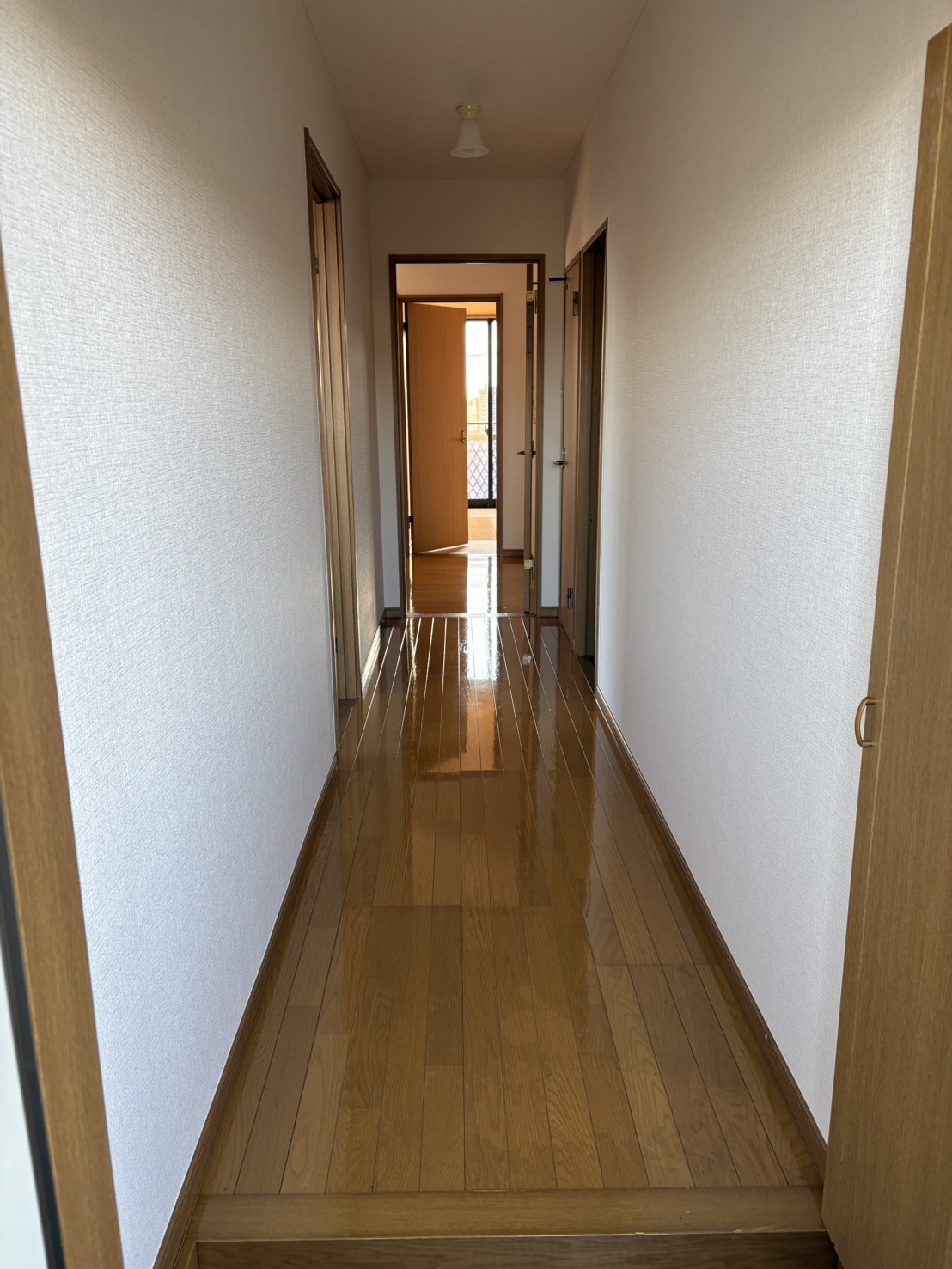 玄関　※写真は201号室になります