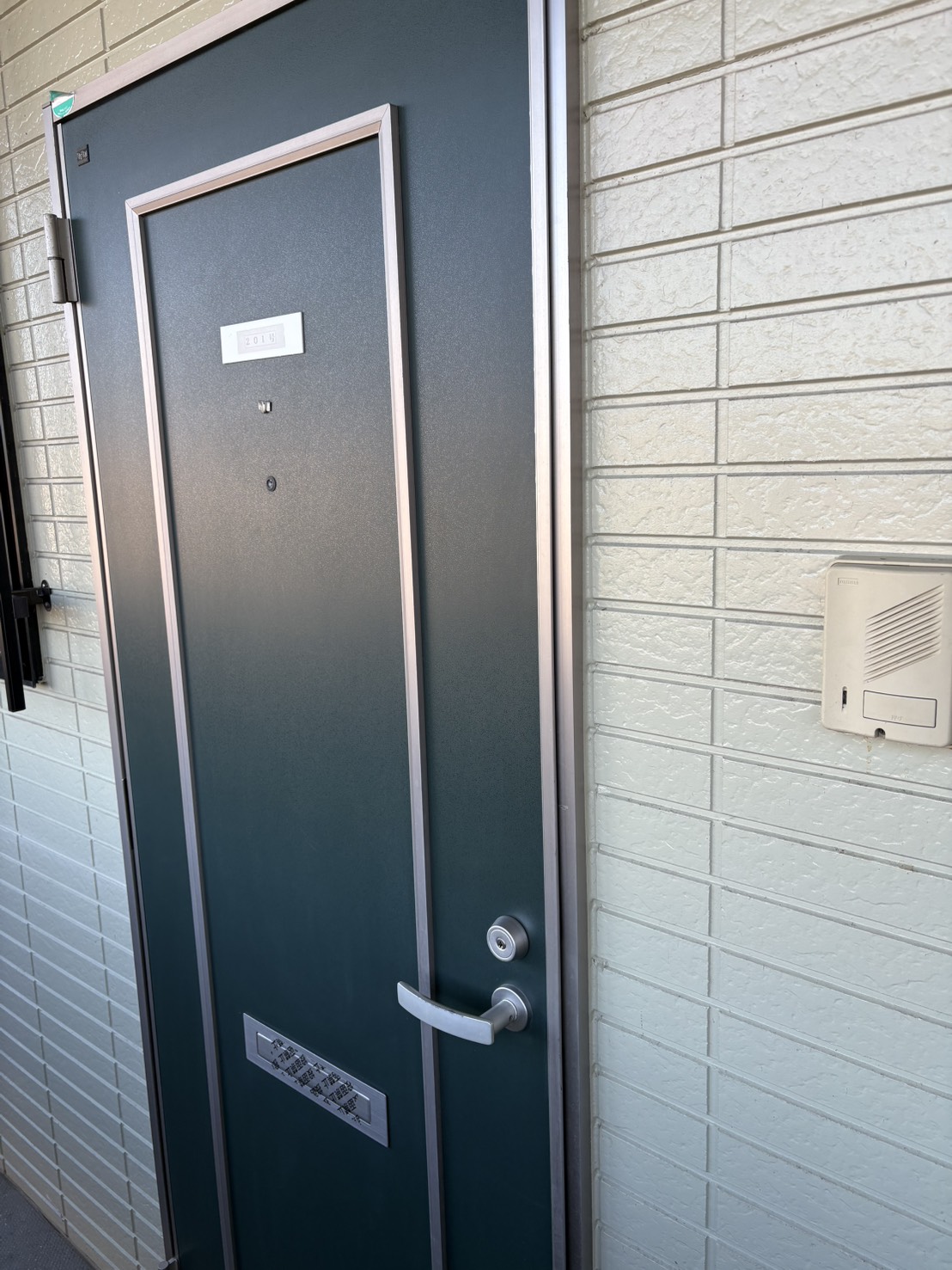 玄関　※写真は201号室になります