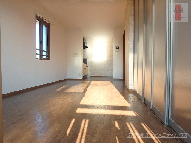 居室・リビング　●日差したっぷりのリビングスペース。