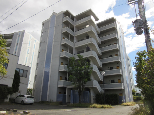 上田市常入のマンションの建物外観