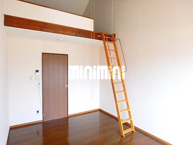 居室・リビング　ロフト付き、８帖の洋室です。