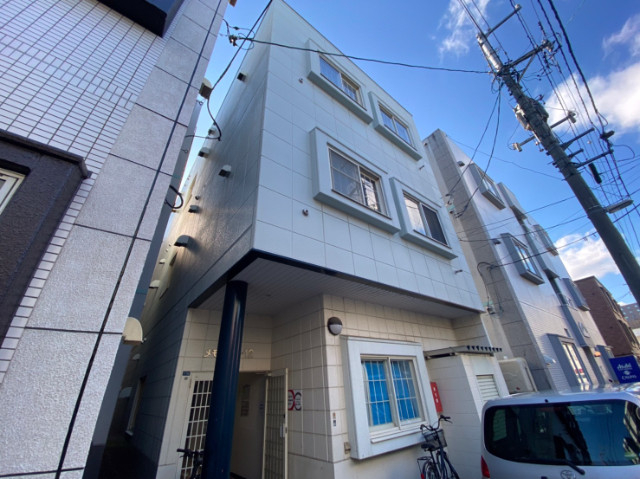 札幌市中央区南八条西のアパートの建物外観