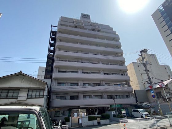 岡山市北区中山下のマンションの建物外観