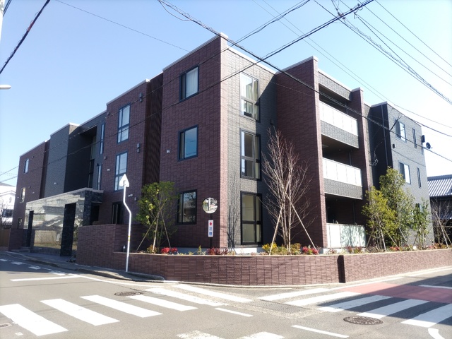 【松山市小坂のマンションの建物外観】