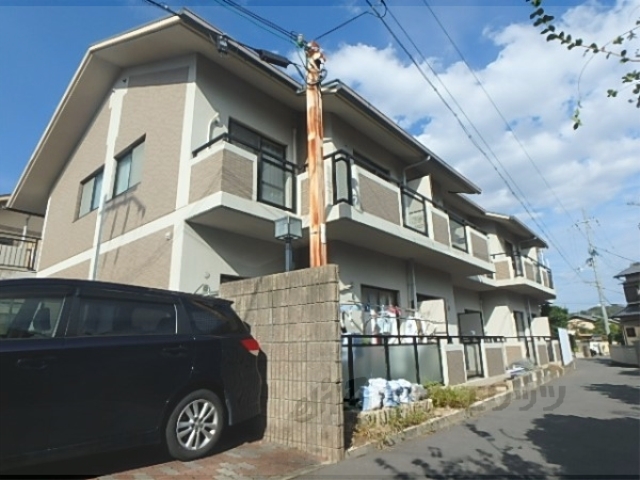 京都市右京区嵯峨広沢西裏町のマンションの建物外観