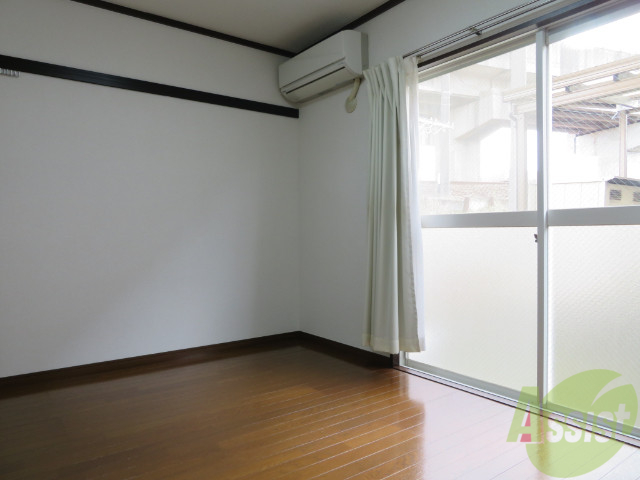 居室・リビング　６．５帖の洋室です。広々として、きれいですね。