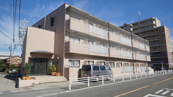 【江戸橋利平治マンションの建物外観】