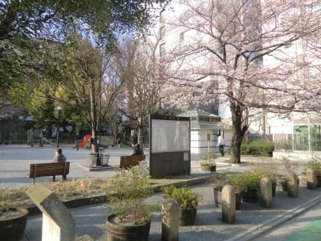 【千代田区岩本町のマンションの公園】