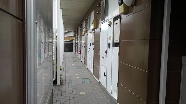 【熊谷市赤城町のアパートの玄関】