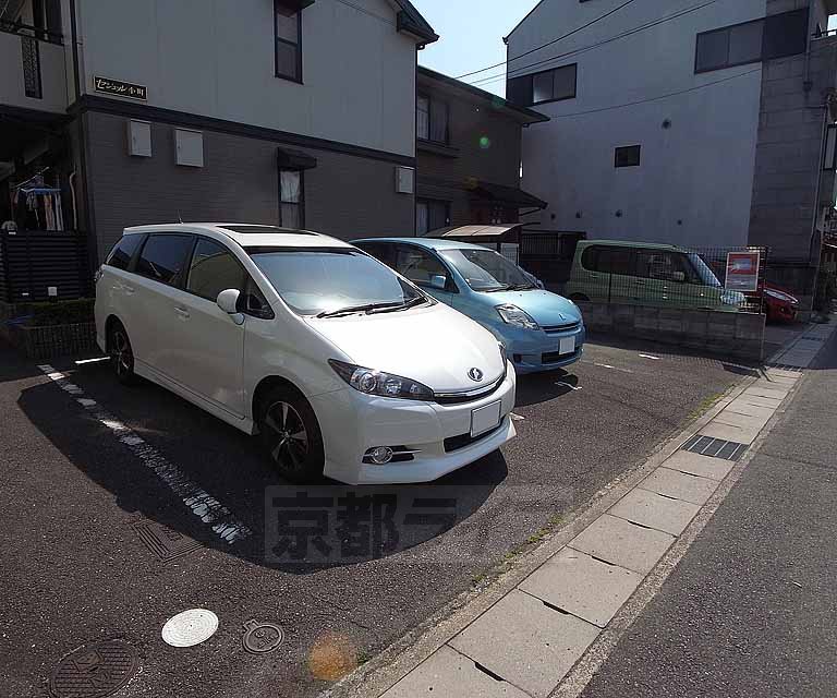 【セジュール小町の駐車場】