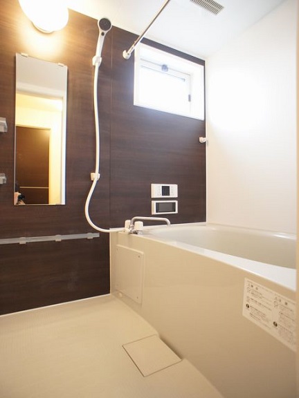 バス・シャワールーム　浴室換気乾燥機と追い焚き機能付が付いています♪