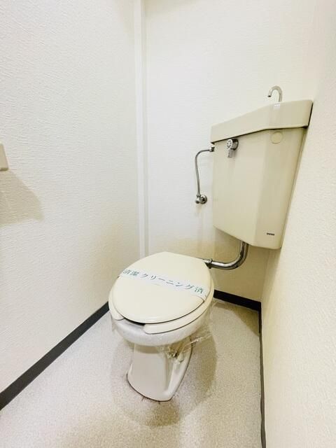 トイレ　白基調で清潔感のあるトイレです♪