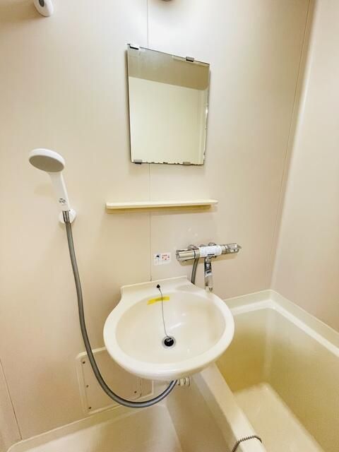 洗面設備　鏡付の洗面ボウルなので、洗顔するときに便利ですね☆