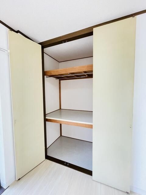 収納　押入れタイプは奥行がある収納力！