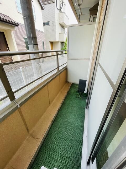 バルコニー　バルコニーがあるので洗濯物を太陽の下で干すことができます♪