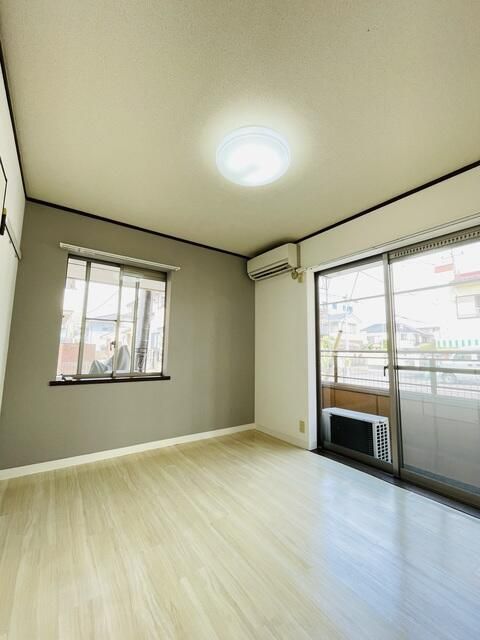 居室・リビング　２面採光なので、明るく風通しのよい過ごしやすいお部屋です♪