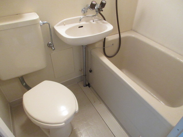 バス・シャワールーム　お風呂は清潔なユニットタイプ。
