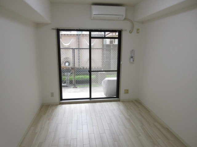 居室・リビング　白基調でシンプルな室内。