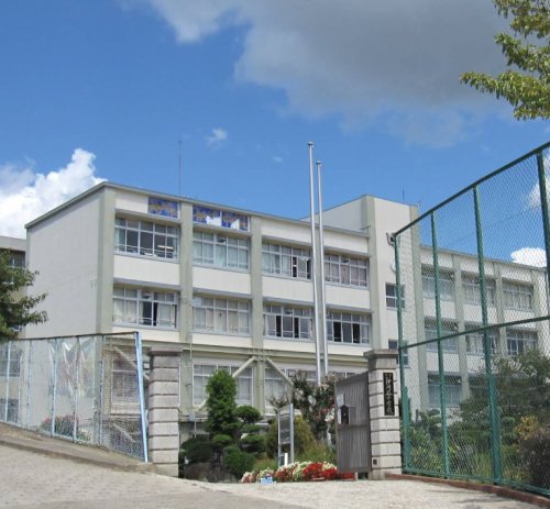 中学校　神戸市立伊川谷中学校（中学校）まで1291m