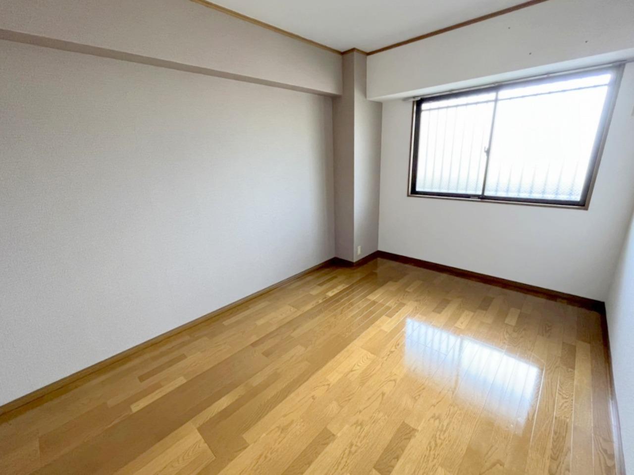 その他部屋・スペース　2色のクロス仕様のお部屋★窓から光が差し込みます♪