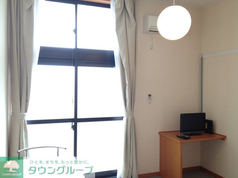 居室・リビング　ナチュラルな木目と白を基調とした室内