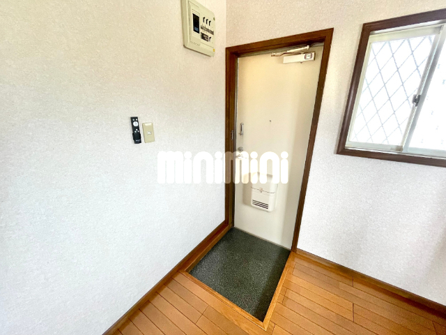 玄関　くつ入れはご用意ください